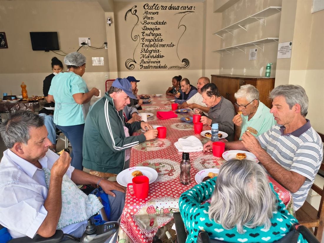 Residentes reunidos em confraternização na Casa Viva
